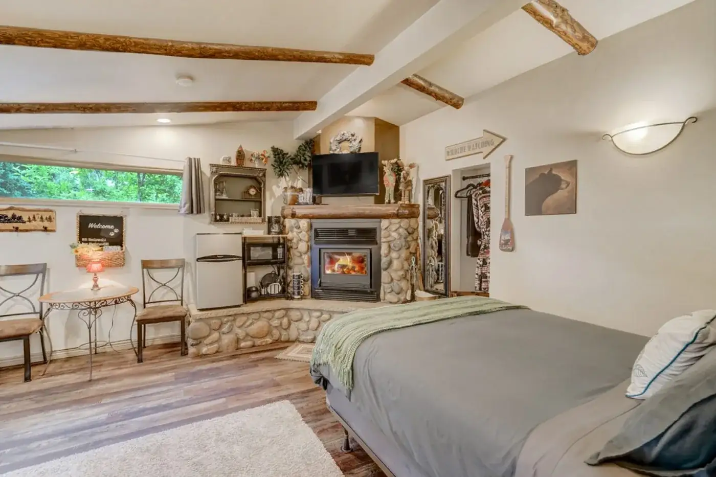Cozy Creekside Cottage