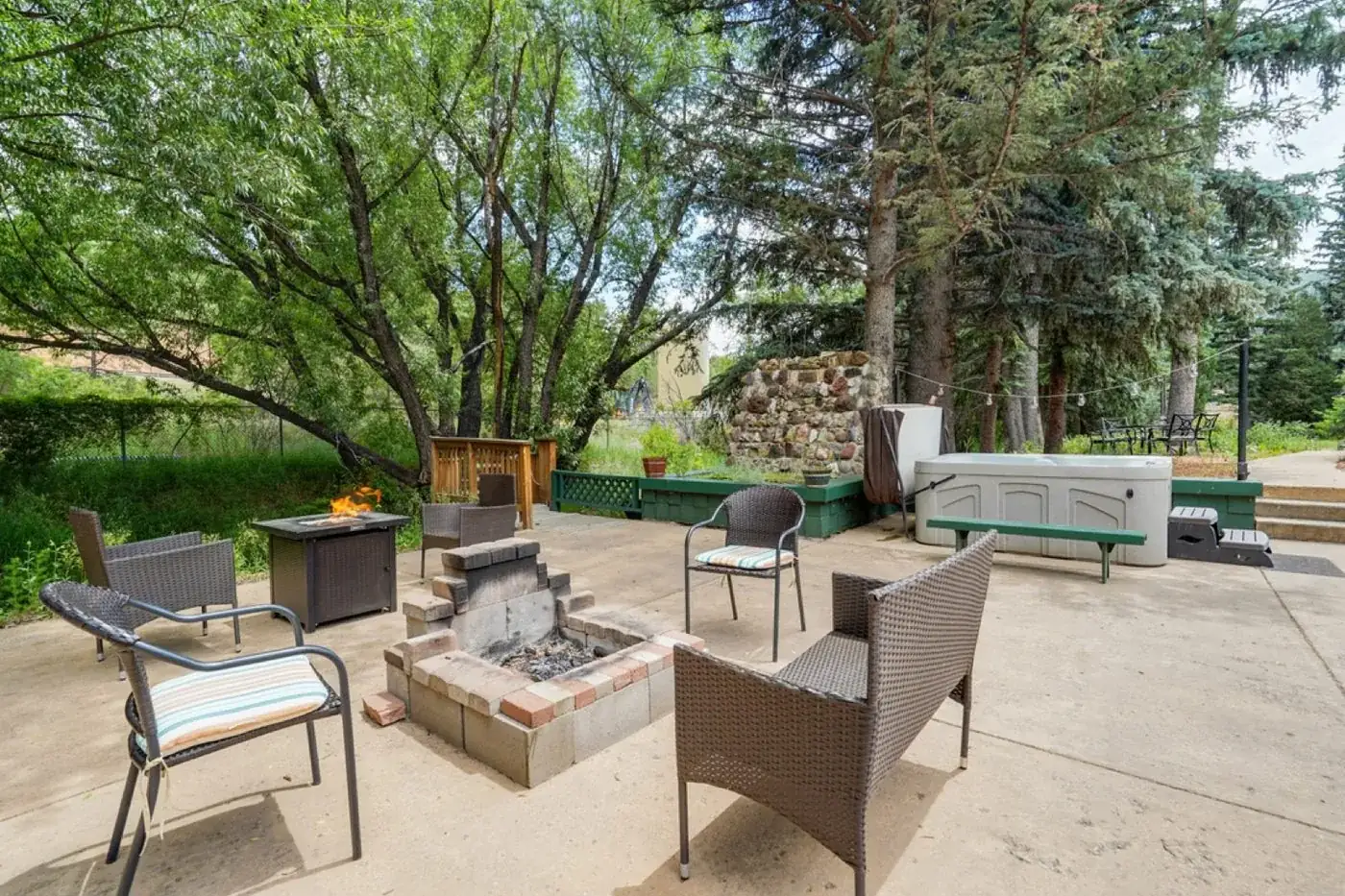 Charming Creekside Escape — 2-bedroom vacation rental with hot tub in Cascade-Chipita Park, Colorado